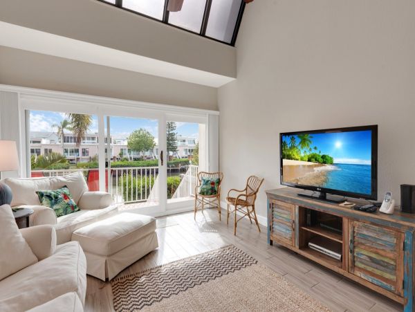 Holmes Beach Vacation Home 3 Bedroom, Pool & Beach Access