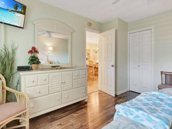 Holmes Beach Condo: Bay Views, Heated Pool & Near Beach
