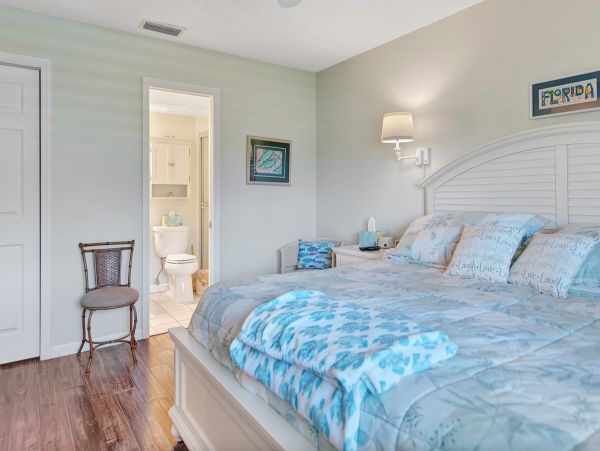 Holmes Beach Condo: Bay Views, Heated Pool & Near Beach