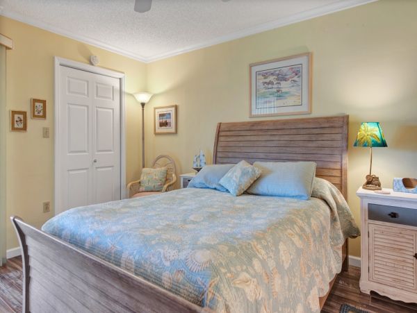 Holmes Beach Condo: Bay Views, Heated Pool & Near Beach