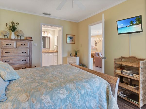 Holmes Beach Condo: Bay Views, Heated Pool & Near Beach