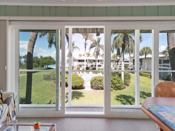 Holmes Beach Condo: Bay Views, Heated Pool & Near Beach
