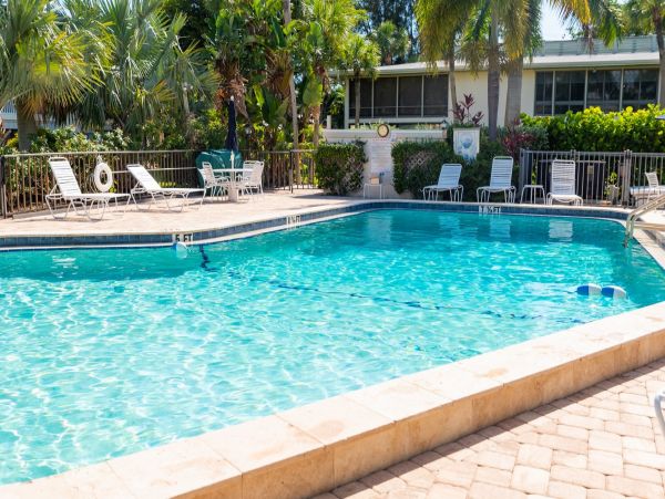 Holmes Beach Condo: Bay Views, Heated Pool & Near Beach