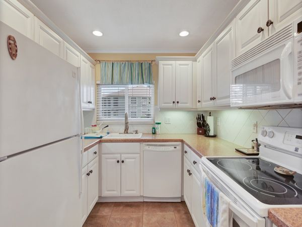 Holmes Beach Condo: Bay Views, Heated Pool & Near Beach
