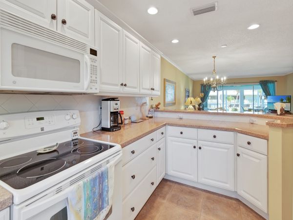 Holmes Beach Condo: Bay Views, Heated Pool & Near Beach