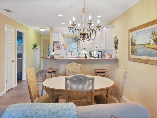 Holmes Beach Condo: Bay Views, Heated Pool & Near Beach