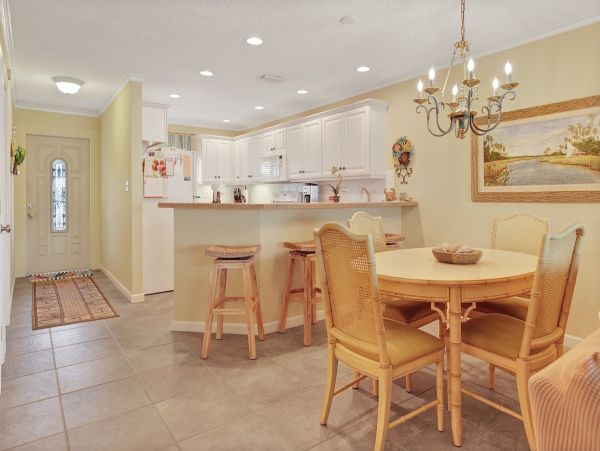 Holmes Beach Condo: Bay Views, Heated Pool & Near Beach