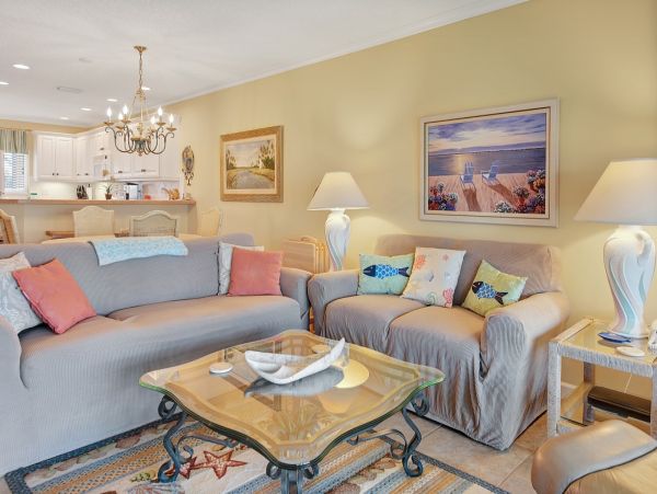 Holmes Beach Condo: Bay Views, Heated Pool & Near Beach