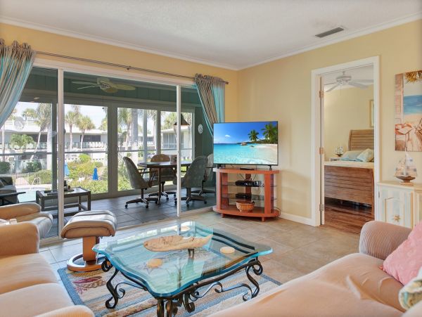 Holmes Beach Condo: Bay Views, Heated Pool & Near Beach
