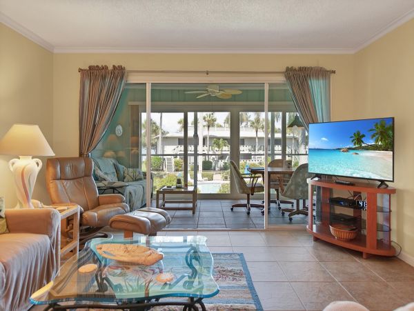 Holmes Beach Condo: Bay Views, Heated Pool & Near Beach