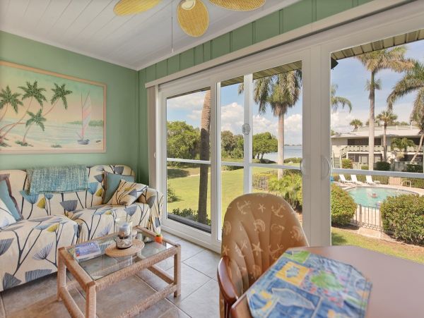 Holmes Beach Condo: Bay Views, Heated Pool & Near Beach
