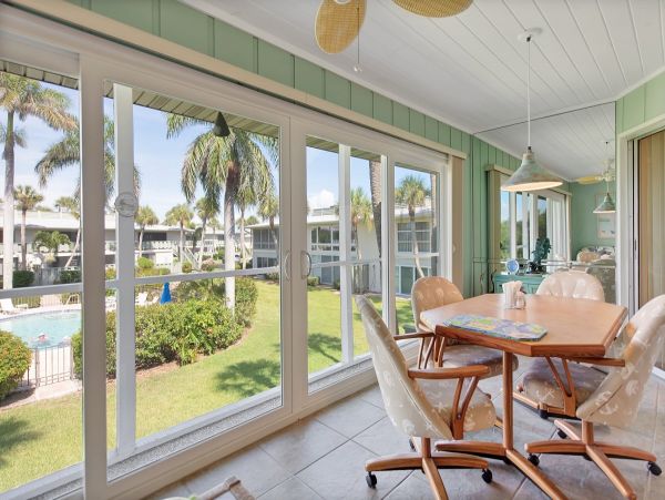 Holmes Beach Condo: Bay Views, Heated Pool & Near Beach