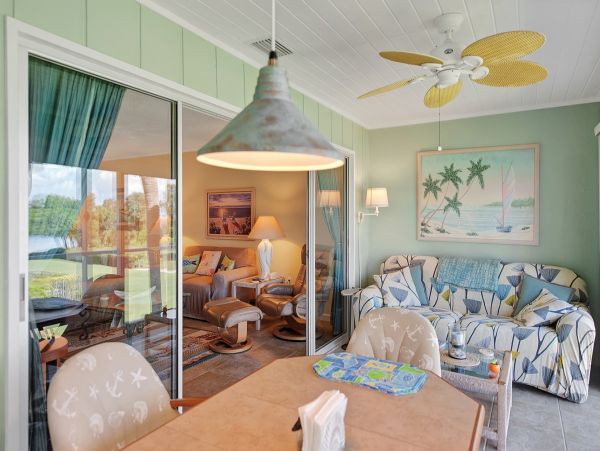 Holmes Beach Condo: Bay Views, Heated Pool & Near Beach