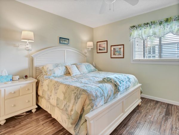Holmes Beach Condo: Bay Views, Heated Pool & Near Beach