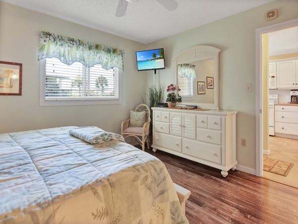 Holmes Beach Condo: Bay Views, Heated Pool & Near Beach