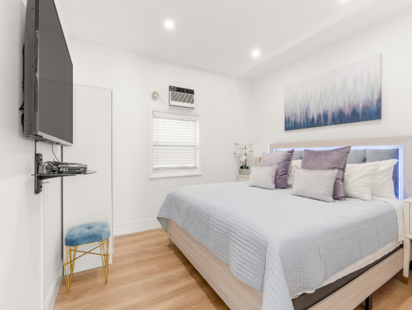 Charming Rental Short Walk to Beach Sleeps 4 Guests