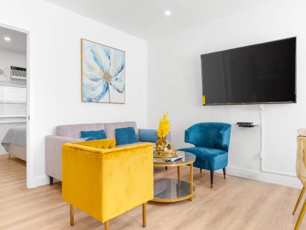 Charming Rental Short Walk to Beach Sleeps 4 Guests