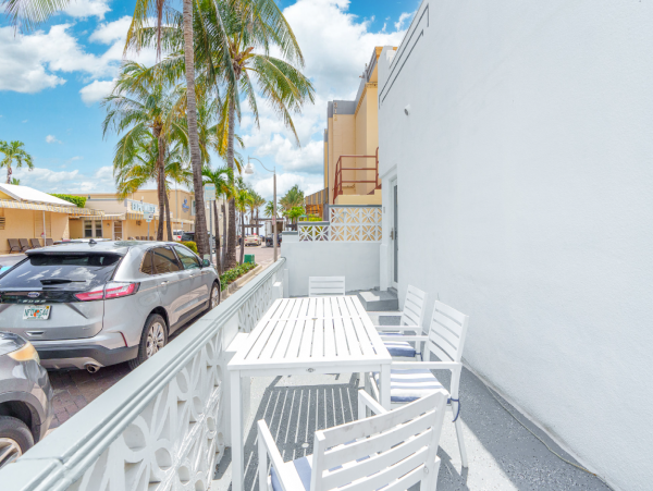 Charming Rental Short Walk to Beach Sleeps 4 Guests