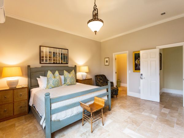 Vacation Estate Sleeps 18 Guests in Naples