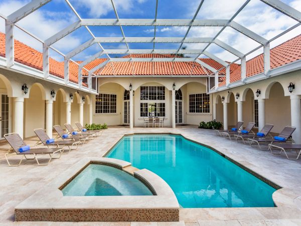 Vacation Estate Sleeps 18 Guests in Naples