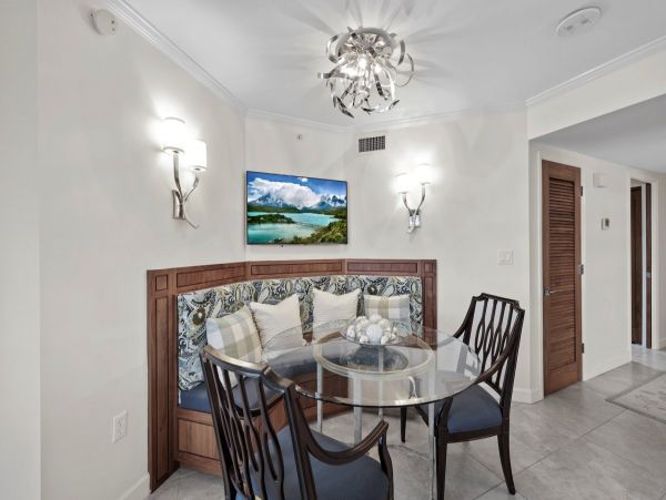 Walk to Beach Naples Vacation Condo Sleeps Six Guests