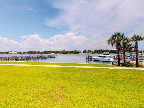 Bay-Front Condo with 4 Bedrooms in Okaloosa Island