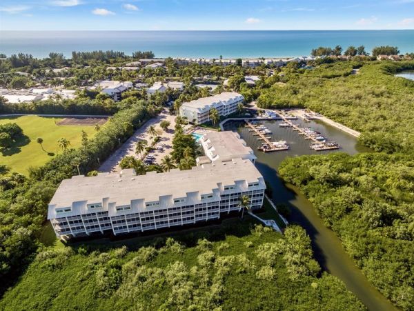 Walk to Beach Captiva Vacation Condo One Bedroom