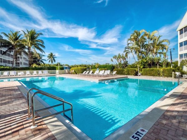 Walk to Beach Captiva Vacation Condo One Bedroom