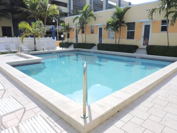 1BRM/1BATH Vacation Condo with Shared Pool in Hollywood Beach