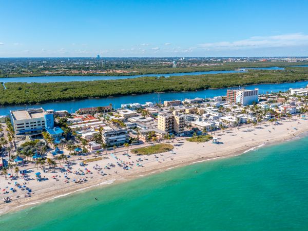 1BRM/1BATH Vacation Condo with Shared Pool in Hollywood Beach
