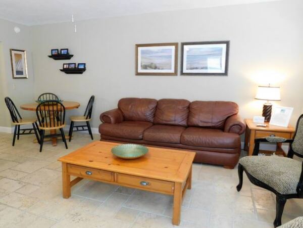 1BRM/1BATH Vacation Condo with Shared Pool in Hollywood Beach