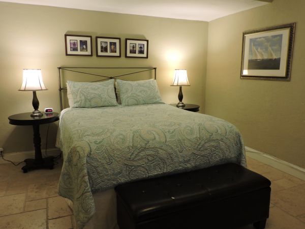 1BRM/1BATH Vacation Condo with Shared Pool in Hollywood Beach