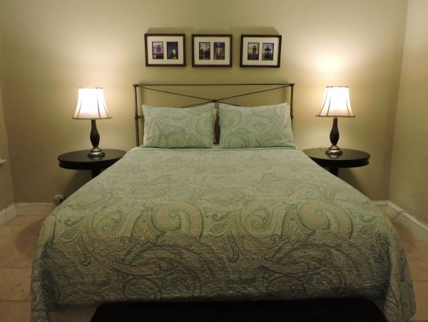 1BRM/1BATH Vacation Condo with Shared Pool in Hollywood Beach