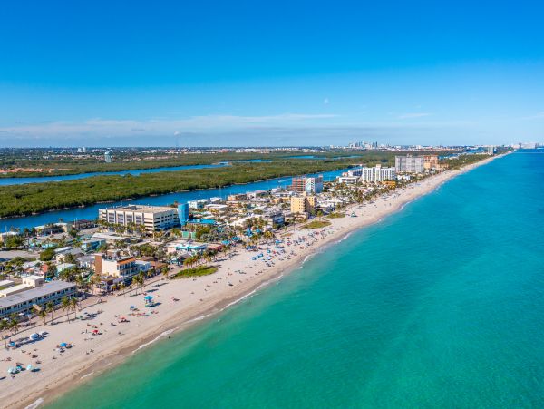 1BRM/1BATH Vacation Condo with Shared Pool in Hollywood Beach