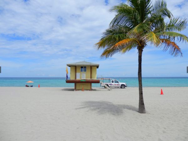 1BRM/1BATH Vacation Condo with Shared Pool in Hollywood Beach