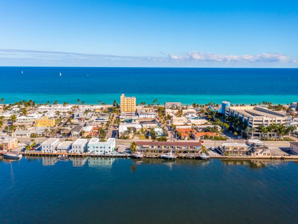 1BRM/1BATH Vacation Condo with Shared Pool in Hollywood Beach