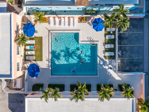 1BRM/1BATH Vacation Condo with Shared Pool in Hollywood Beach