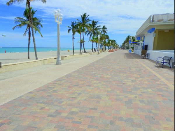 1BRM/1BATH Vacation Condo with Shared Pool in Hollywood Beach