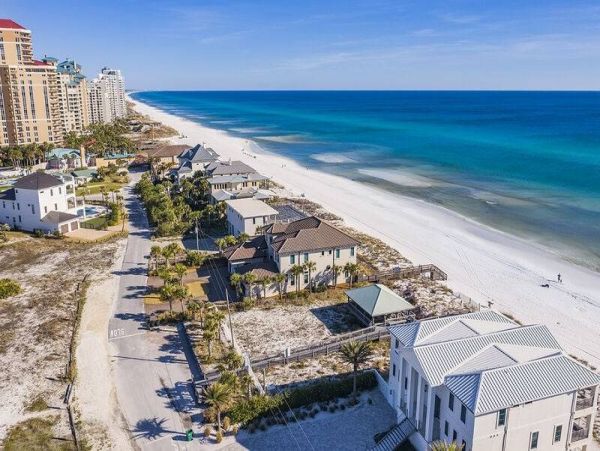 Walk to Beach Vacation Home Sleeps 8 Guests in Miramar