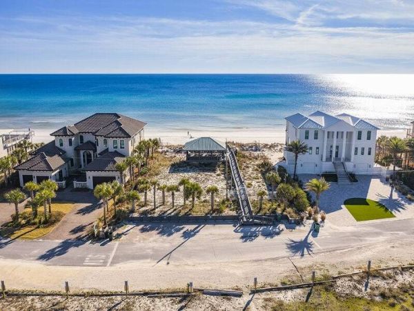 Walk to Beach Vacation Home Sleeps 8 Guests in Miramar