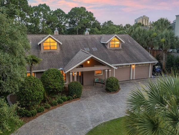 Walk to Beach Vacation Home Sleeps 8 Guests in Miramar