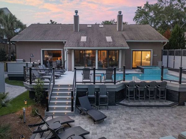 Walk to Beach Vacation Home Sleeps 8 Guests in Miramar