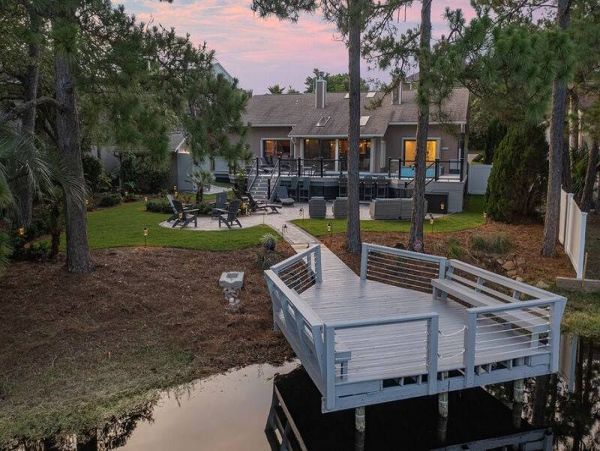 Walk to Beach Vacation Home Sleeps 8 Guests in Miramar