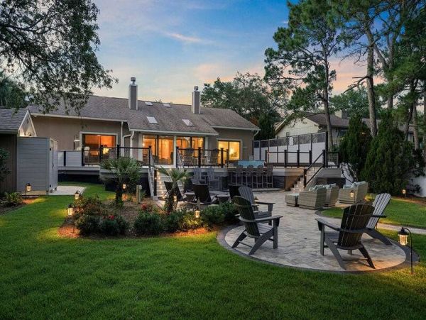Walk to Beach Vacation Home Sleeps 8 Guests in Miramar