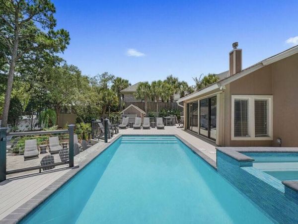 Walk to Beach Vacation Home Sleeps 8 Guests in Miramar