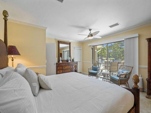 Walk to Beach Vacation Home Sleeps 8 Guests in Miramar