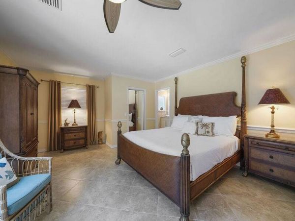 Walk to Beach Vacation Home Sleeps 8 Guests in Miramar