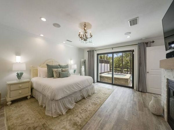 Walk to Beach Vacation Home Sleeps 8 Guests in Miramar