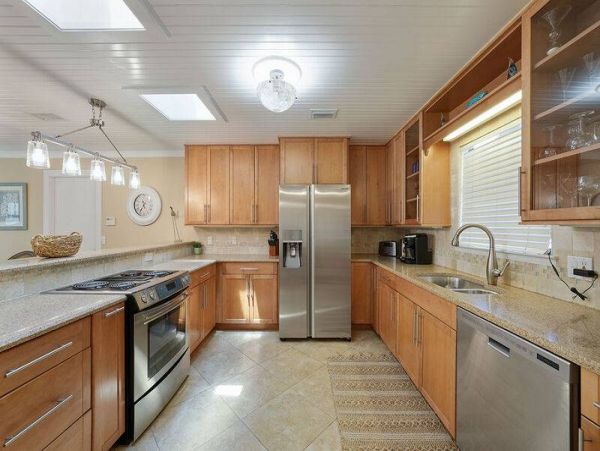Walk to Beach Vacation Home Sleeps 8 Guests in Miramar