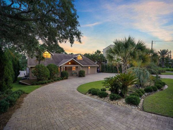 Walk to Beach Vacation Home Sleeps 8 Guests in Miramar